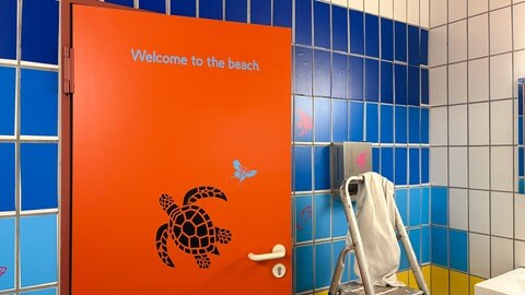 Auf einer orangenen Klotür klebt ein Schildkröten-Sticker und der Schriftzug "Welcome to the beach". Schüler des Carlo-Schmid-Gymnasiums in Tübingen übernehmen die Gestaltung ihrer Schultioletten selbst.