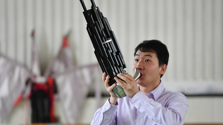 Musiker das Spielen der Sheng. 