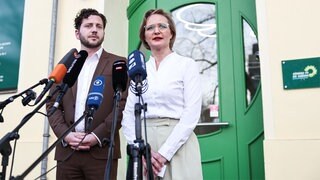 Die Bundesvorsitzenden der Grünen, Felix Banaszak und Franziska Brantner, bei einer Pressekonferenz als Reaktion auf die Einigung bei den Sondierungsgesprächen zwischen Union und der SPD.