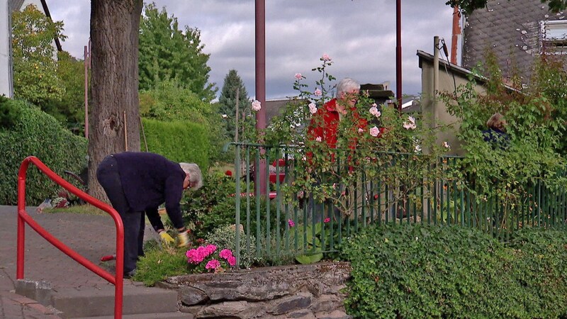 Seniorinnen pflanzen neue Blumenarragements