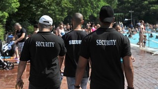 Security im Freibad (Symbolbild). Immer mehr Freibäder in Heilbronn-Franken setzen nach Polizeieinsätzen auf mehr Sicherheit. 