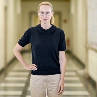 Frauke Brosius-Gersdorf posiert für Fotos am Rande eines dpa-Interviews.