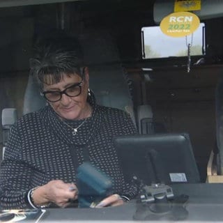 Eine Frau im Auto auf reisen