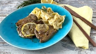 Mini-Rouladen (Involtini) mit Zitronensoße und Nudeln