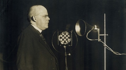 Wilhelm Marx (1863 - 1946, Zentrum), als Reichskanzler bei einer Rundfunkansprache. Marx war 19231924 und 1926 bis 1928 Reichskanzler (undatierte Aufnahme)