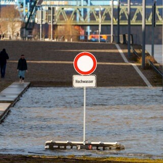 Ein Schild verbietet wegen Hochwasser die Durchfahrt am Rheinufer in der Landeshauptstadt.