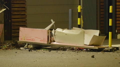 Unbekannte haben in der Nacht auf Mittwoch einen Geldautomaten in Grafschaft, Kreis Ahrweiler, gesprengt.