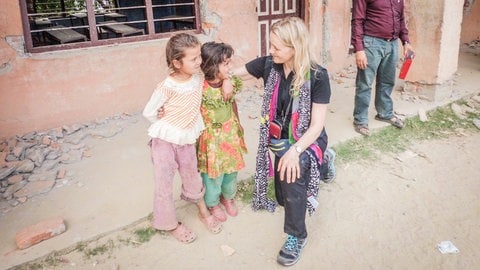 Die Vereinsvorsitzende Petra Pachner mit zwei nepalesischen Kindern. Der Verein "Zukunft für Nepal" engangiert sich in dem Land.