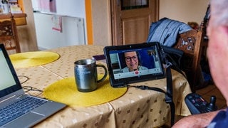 Pilotprojekt in Konstanz: Telemedizin für Obdachlose. Ein Mann telefoniert mit einer Ärztin über ein Tablet (Symbolbild).