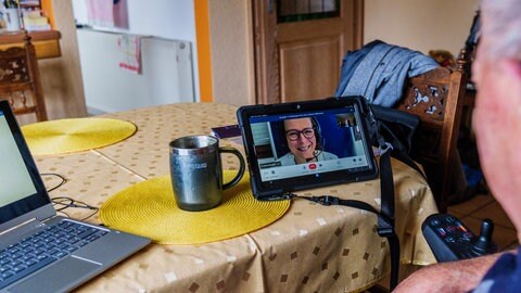 Pilotprojekt in Konstanz: Telemedizin für Obdachlose. Ein Mann telefoniert mit einer Ärztin über ein Tablet (Symbolbild).