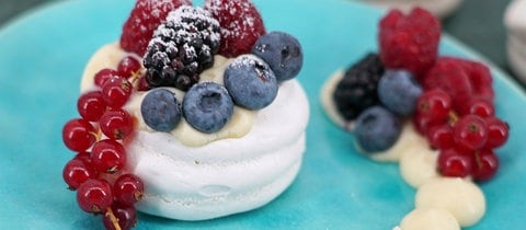 Mini-Pavlova Dessert mit Beeren
