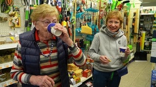 93-jährige Maria Meinhardt trinkt ersten Glühwein