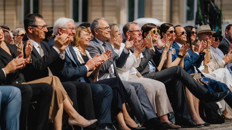Ministerpräsident des Landes Baden-Württemberg Cem Özdemir, Bundespräsidenten Frank-Walter Steinmeier, Elke Büdenbender und SWR Intendanten Kai Gniffke applaudieren der SWR Big Band und Künstler:innen