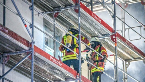 In der Nacht auf Sonntag ist aus bislang ungeklärter Ursache ein Feuer ausgebrochen. Die Löscharbeiten könnten noch bis Montagmorgen dauern, so ein Feuerwehrsprecher. Es gebe noch immer Glutnester.