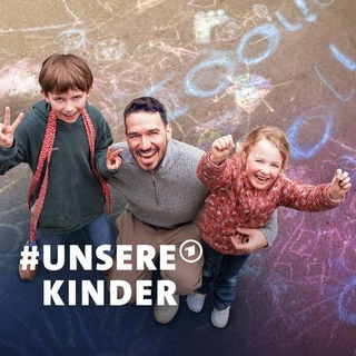 Host Felix Neureuther mit zwei Kindern auf einem HInterhof, der mit Kreide bemalt wurde. Die ARD-Mitmachaktion #unsereKinder fragt: Wie machen wir Deutschland kinderfreundlicher? 
