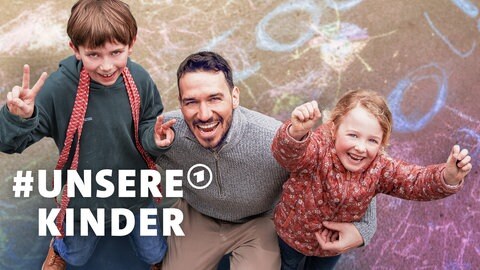 Host Felix Neureuther mit zwei Kindern auf einem HInterhof, der mit Kreide bemalt wurde. Die ARD-Mitmachaktion #unsereKinder fragt: Wie machen wir Deutschland kinderfreundlicher? 
