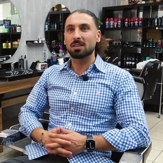 Furkan Yilmaz schneidet Mainzer Fußball-Profis die Haare