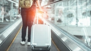 Telefon- und Urlaubsbetrug: So erkennt ihr die Maschen der Täter | Tipps von der Verbraucherzentrale