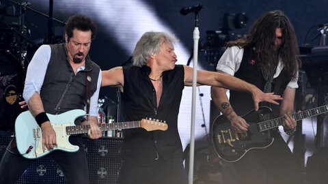 Bon Jovi bei einem Liveauftritt in München 2019. | So klingt das neue Album "Forever" von Bon Jovi