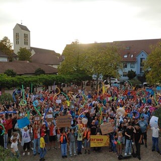 Auf dem Platz vor dem Stadthaus in Neuenburg hat sich die Gruppe der Demonstrierenden versammelt. 