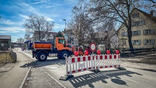 Es gebe "keine Anhaltspunkte für eine Gefahrenerhöhung", heißt es in einer Pressemitteilung des Polizeipräsidiums Ulm vom Dienstagnachmittag. Dennoch sind überall Sicherheitsmaßnahmen für die Faschingsveranstaltungen in der Region zu sehen - wie hier in Dietenheim im Alb-Donau-Kreis.