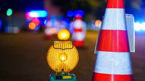 Warnlampe und Verkehrshütchen zur Absperrung eines Unfalls - Auf der A3 gab es einen schwerden LKW-Unfall