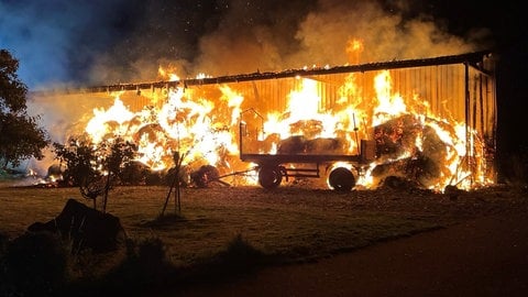 Bei Pirmasens haben in der Nacht gut 70 Heuballen und eine Scheune gebrannt