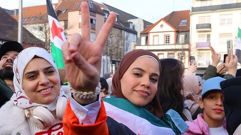 Syrer feiern nach dem Sturz des syrischen Machthabers al-Assad.