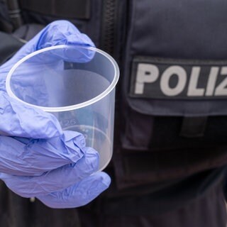 Ein Mann in Neustadt versetzte seiner Urinprobe Wasser aus der Toilette.