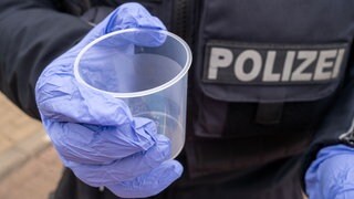 Ein Mann in Neustadt versetzte seiner Urinprobe Wasser aus der Toilette.