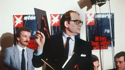 "Stern"-Reporter Gerd Heidemann präsentiert auf der Pressekonferenz des Hamburger Magazins "Stern" am 25. April 1983 die vermeintlichen Dokumente (Foto vom 25.04.1983). An diesem Tag begann der "Stern" mit der Veröffentlichung der angeblichen "Hitler-Tagebücher".