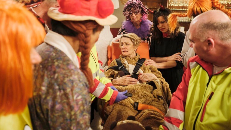 Die verletzte Frau Markhardt-Siegel bei der Fasnet im Löwen