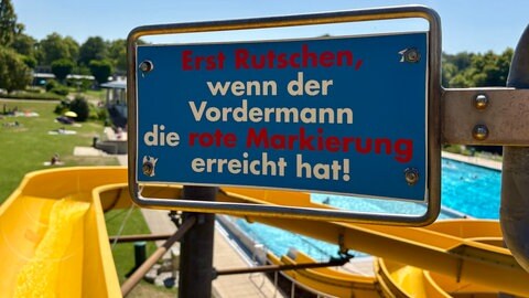 Trotz Hinweisschild kommt es immer wieder zu Verstößen. Der Bademeister muss die Rutsche im Bergbad immer im Blick haben. 