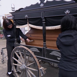 Bestatter ersteigert historischen Leichenwagen