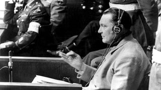 Der ehemalige Reichsmarschall Hermann Göring sagt am 13.3.1946 vor dem Internationalen Militärgericht im Nürnberger Gerichtssaal aus