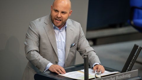 Markus Frohnmaier, Landesvorstand der AfD Baden-Württemberg, spricht im Bundestag. Er soll der AfD-Spitzenkandidat für die Landtagswahl 2026 werden.