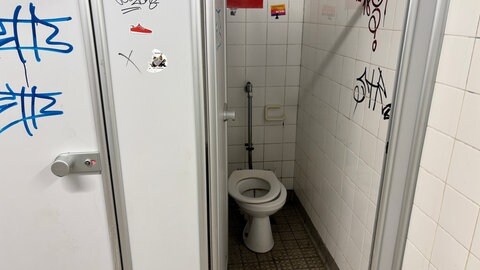 Das Bild zeigt eine dreckige Schultoilette in Speyer. Rund 500 Schülerinnen und Schüler haben einen Spendenlauf veranstaltet um Geld für die Sanierung zu sammeln - die Stadt hat das Geld bereits bereitgestellt.