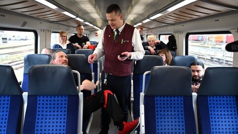 Ein Zugbegleiter übt in einem Deeskalationstraining den Umgang mit einem Fahrgast. Nach dem Tod eines Schaffners fordert die Gewerkschaft EVG mehr Respekt und Sicherheit für das Personal in Bussen und Zügen