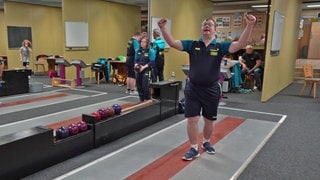 Jubelnder Spieler der Inklusionsmannschaft vom Sport-Kegler-Verein Trier