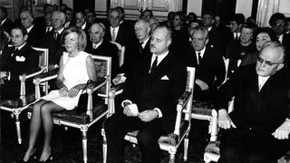 Die Schriftstellerin Ingeborg Bachmann inmitten von Männern bei der Verleihung der Staatspreise für Malerei, Literatur und Musik 1968 in Wien