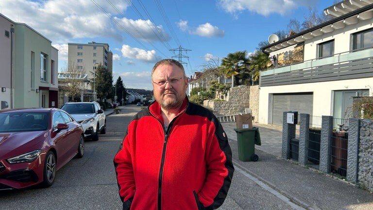 Oleg Guckenheimer aus Gernsbach (Kreis Rastatt). Seit ihm vor einigen Jahren Fahrräder und Moped aus dem Garten gestohlen wurden, hat er einen höheren Zaun.