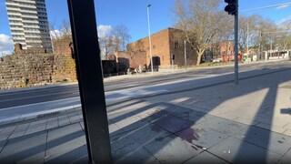 An dieser Stelle fand der Messer-Angriff in Kaiserslautern statt. Auf dem Boden war danach eine Blutlache zu sehen, die inzwischen entfernt wurde.