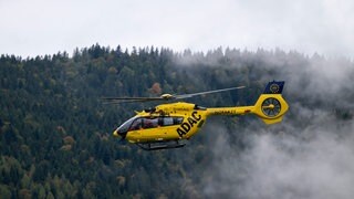 Über die Geräusche des Rettungshubschraubers konnte der Motorradfahrer die Einsatzkräfte zu der Stelle im Wald lotsen, wo er nach dem Unfall schwer verletzt lag.