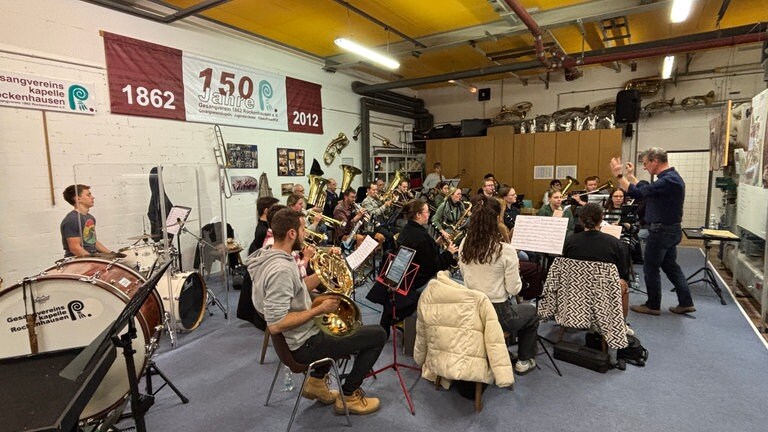 Verschiedene Generationen machen zusammen Musik: Bei der Gesangvereinskapelle Rockenhausen laufen schon die Vorbereitungen für eine Konzertreise nach Barcelona. Die Mitglieder haben aber auch erzählt, welche Themen sie außerhalb der Musik bewegen. 
