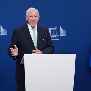Der Ulmer Kinder- und Jugendpsychiater Professor Jörg Fegert am Montag in Brüssel bei einer Pressekonferenz im EU-Hauptquartier: Zuvor war ein Bericht über die Sicherheit von Kindern im Internet veröffentlicht worden. Die Experten empfehlen, den Zugang zu Social Media für Kinder unter 13 Jahren in allen Mitgliedsländern zu beschränken.