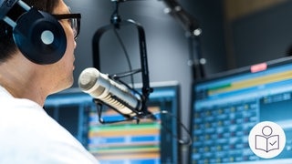 ein Mann spricht in ein Mikrofon. Der Mann hat Kopfhörer auf. Vor dem Mann sind Computer-Bild·schirme. Der Mann arbeitet beim Radio. Rechts das SWR Logo für Leichte Sprache.