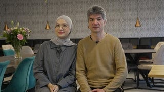 Hasan stammt aus Xinjiang und genießt mit seiner Tochter traditionellen uigurischen Tee in ihrem Restaurant in Stuttgart.