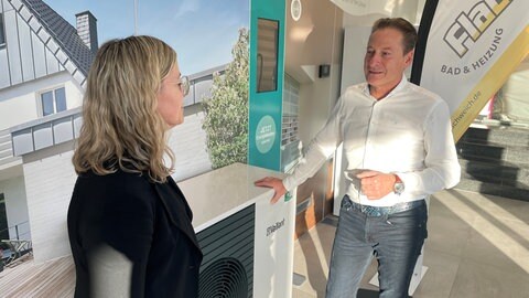Vertriebsleiter Uwe Melchert berät eine Kundin. Er hat in der Vergangenheit viele Wärmepumpen in Schweich verkauft.