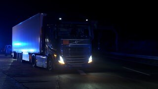 Der gestrandete Gefahrgut-Lkw auf der A8 konnte laut Polizei seine Fahrt zum geplanten Ziel in Günzburg kurz vor Mitternacht fortsetzen.