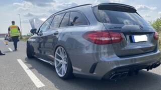 Ein tiefer gelegtes Auto bei der Tuning-Kontrolle. In Mainz wurden mehr als 20 Autos aus dem Verkehr gezogen. 